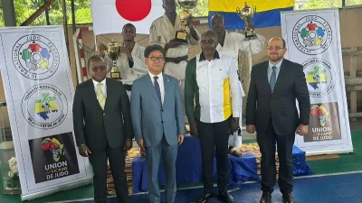 Yoshio Ando, Ambassadeur du Japon au Gabon, le président de la Fégajudo Me Hugues Désiré Boguikouma et les officiels