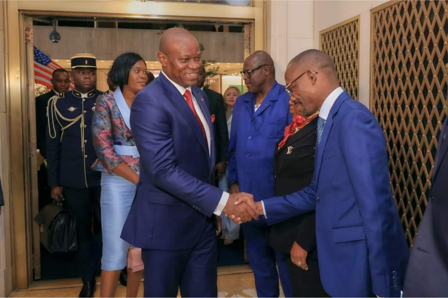 Le président de la Transition Oligui Nguema saluant des officiels gabonais à son arrivée a New York - septembre 2024 © Presse Présidentielle