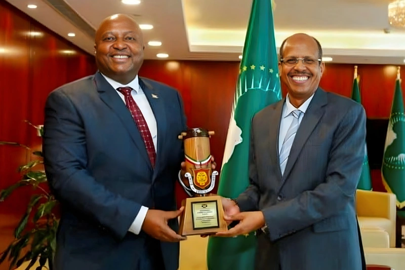 De gauche à droite, Albert Shingiro et Mahmoud Ali Youssouf