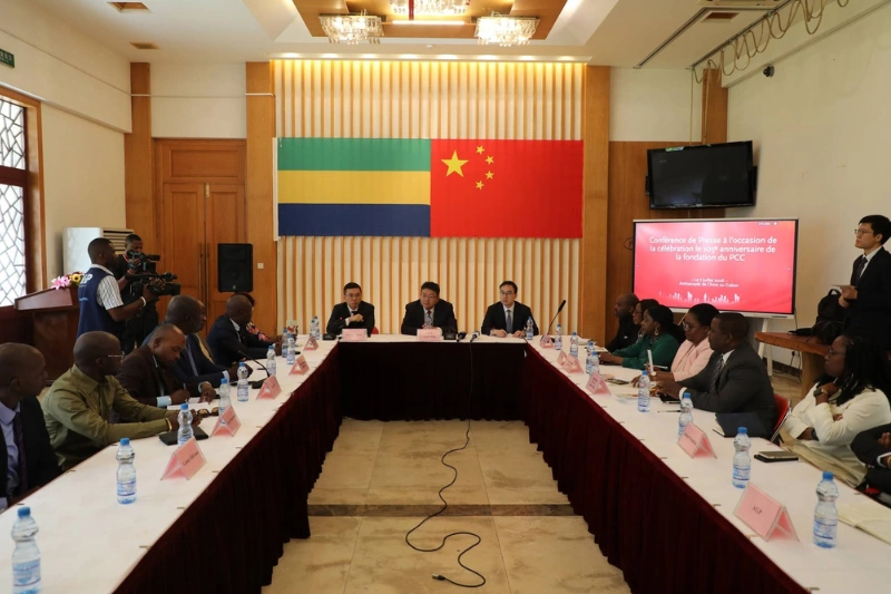 L’ambassadeur de Chine au Gabon, Zhou Ping (micro), lors de son échange avec la presse