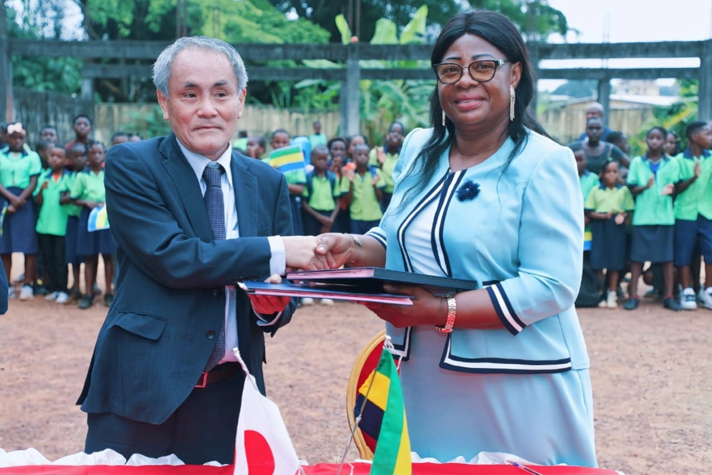 L'ambassadeur du Japon et la directrice de l'école publique Sibang III. © DR