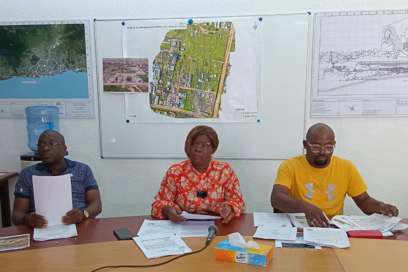 Le collectif des employés de Arise lors d'un point de presse sur la question.