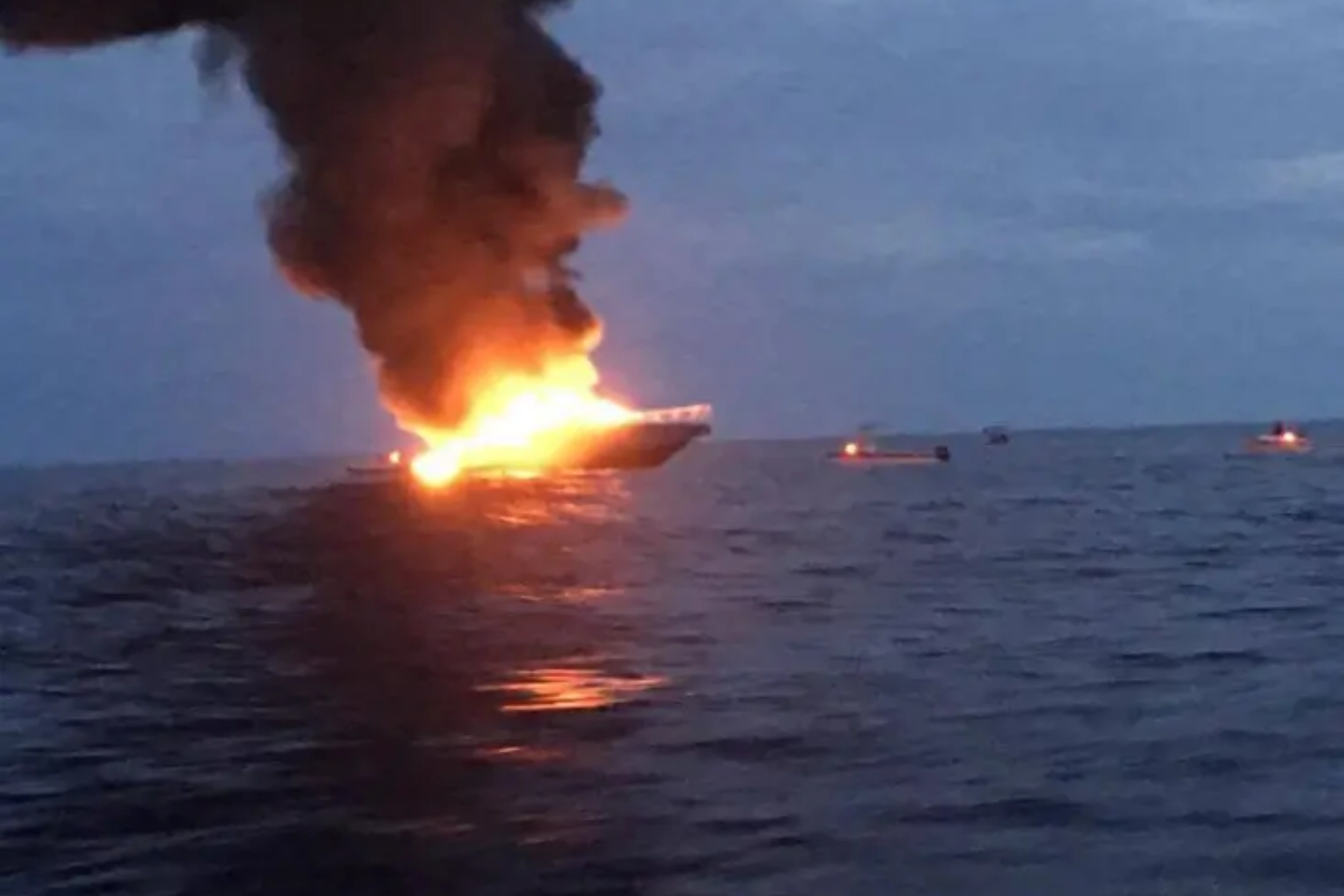 Incendie sur une pirogue d'Assala. © DR