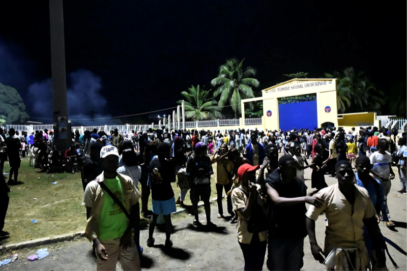 Des candidats en attente de la proclamation des résultats devant le centre du lycée technique national Ormar Bongo. © Jocelyn Abila