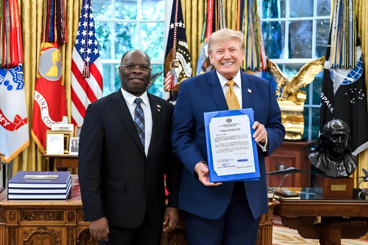 Baudelaire Ndong Ella, ambassadeur du Gabon aux Etats-Unis et Donald Trump, président des Etats-Unis
