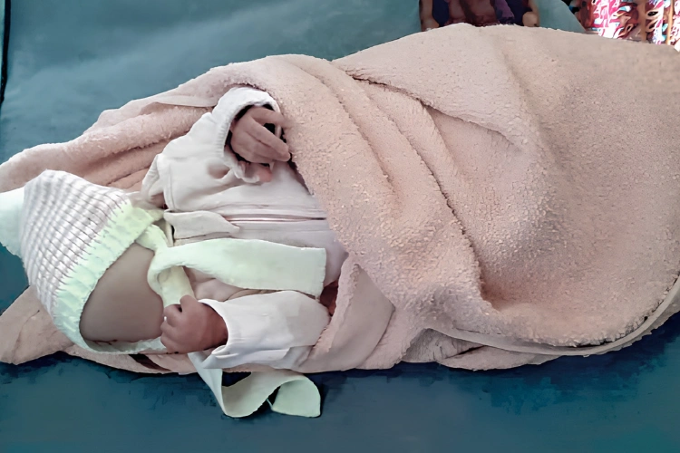 L’enfant après avoir reçu les premiers soins.
