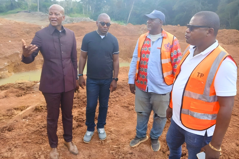 Bitam : le ministre des Eaux et Forêts, Maurice Ntossui Allogo, sur le chantier de Mebo'o,  la route qui relie la Guinée Équatoriale au Gabon.