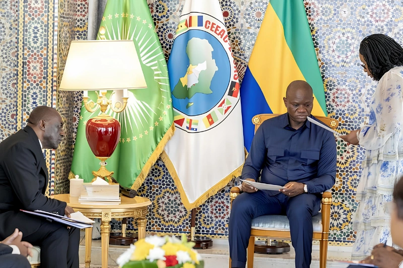 Brice Clotaire Oligui Nguema, président du Gabon et Lucas Abaga Nchama, ministre de l'Intégration régionale de la Guinée équatoriale 