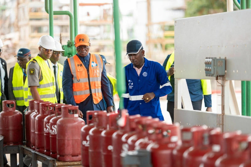 Brice Clotaire Oligui Nguema, président du Gabon dévoilant la plaque inaugurale du Centre emplisseur de gaz butane