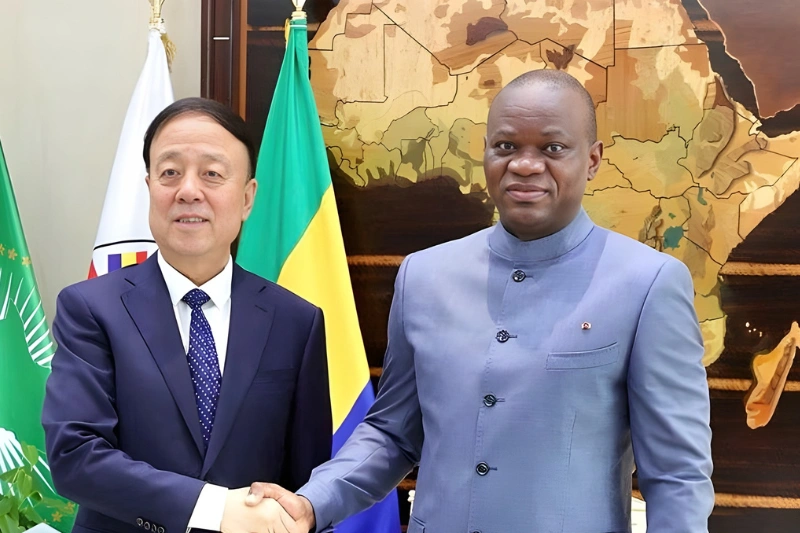 Brice Clotaire Oligui Nguema, président du Gabon et Wu Weihua, vice-président du Comité permanent de l’Assemblée populaire nationale de Chine (APN)