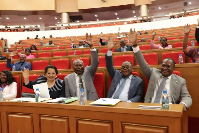 Les députés adoptant le projet de budget 2026.