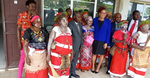 Photo de famille avec l’ambassadrice des USA. ©