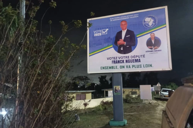 Une affiche de campagne du candidat Franck Nguema