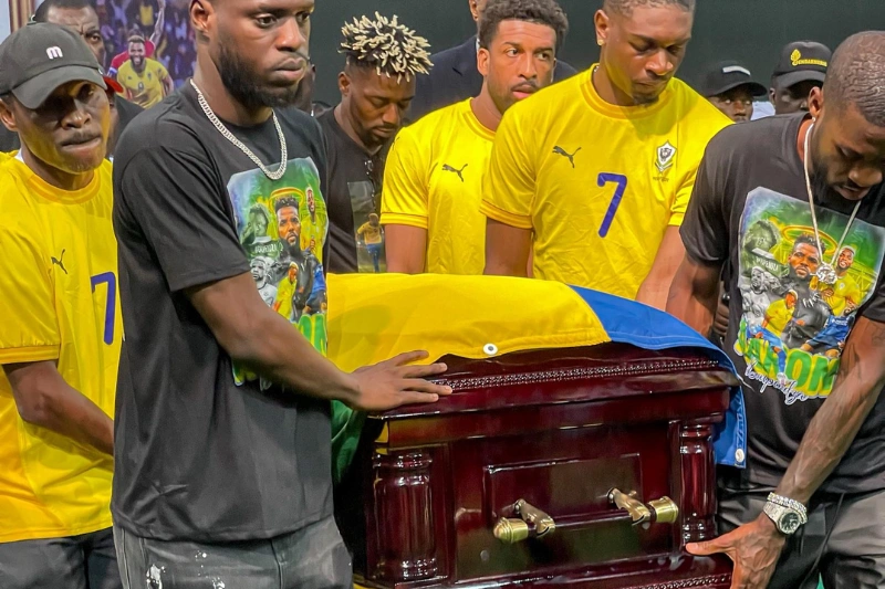 Alex Moucketou, Shavy Babicka, Sidney Obissa, Missi Mezu, Axel Meyé et Biyogo Poko portant le cercueil de Boupendza. © DR