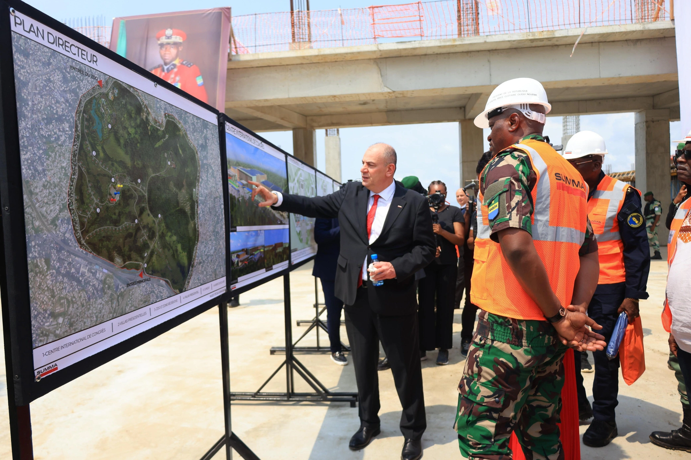 Oligui Nguema en visite sur le chantier de la Cité de la Démocratie. © DR