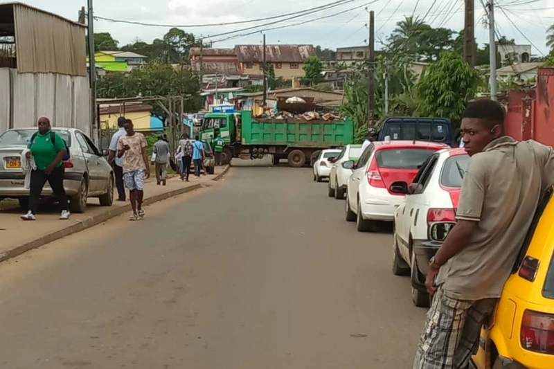 Ramassage des ordures: quand Clean Africa paralyse toute une voie dans  le 6e arrondissement