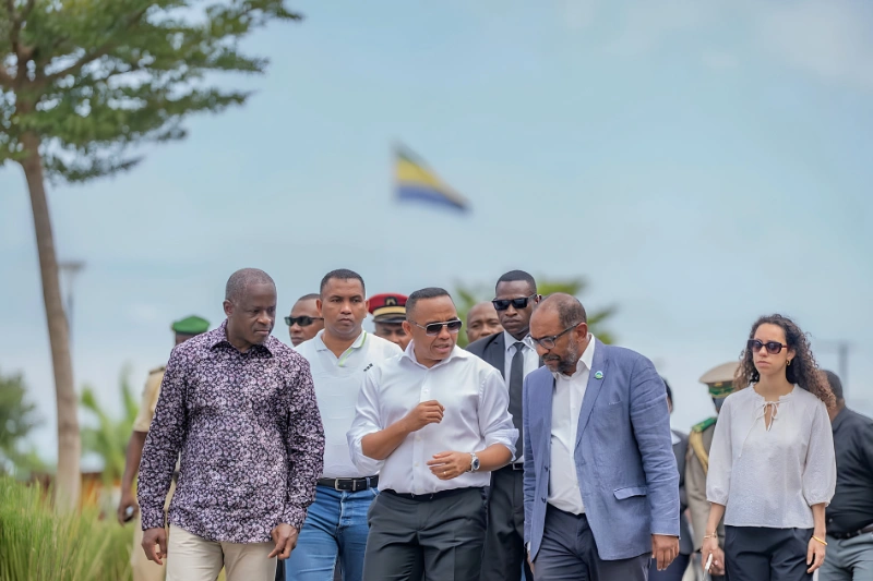 Hermann Immongault, vice-président du gouvernement gabonais, et le colonel Michaël Randrianirina