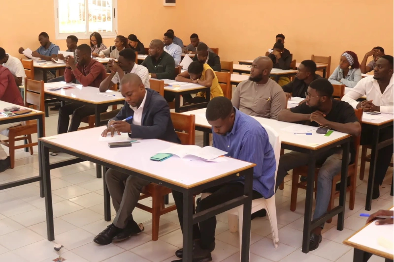 Les candidats du centre de Libreville hier au lancement des épreuves dans les locaux de l’INPTIC. © DR