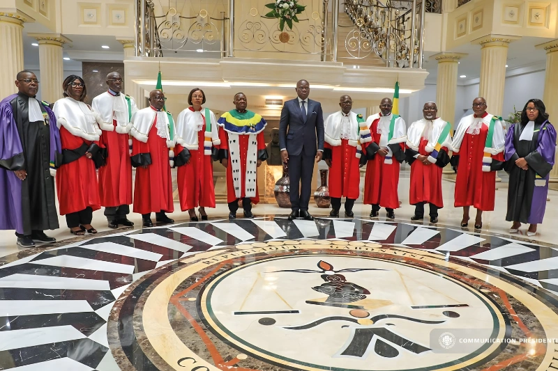 Juges de la cour constitutionnelle du Gabon et Brice Clotaire Oligui Nguema, président du Gabon