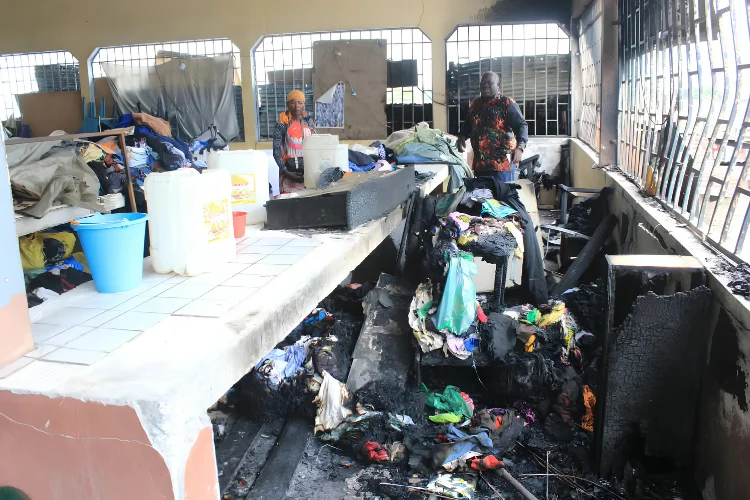 Une vue des dégâts causés par l’incendie au marché d’Ambowè.