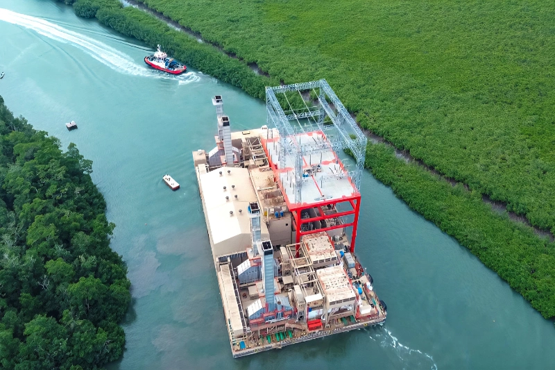 Une vue de la nouvelle centrale flottante de KarPowerShip «Deniz Sultan».