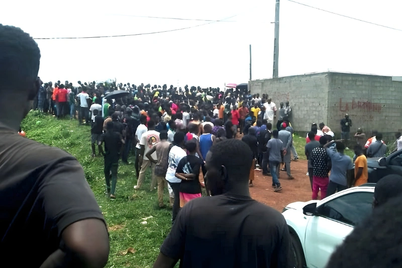 Une foule émue a assisté au transfert de la dépouille vers une maison des pompes funèbres