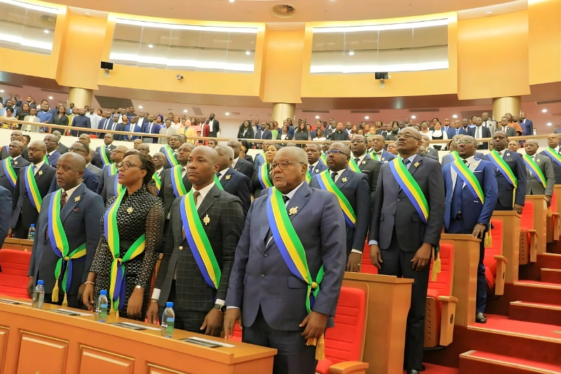 Les députés lors de l’exécution de l’hymne national