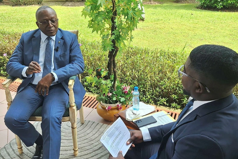 Ancien ADG de Comilog, Marcel Abeke (g) interviewé par le journaliste de l’Union Hans Ndong Mebale (d) le 24 juin 2025. © DR