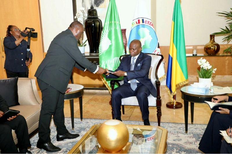 Le chef de l’Etat, Brice Clotaire Oligui Nguema, recevant le message de son homologue équato-guinéen. © DR