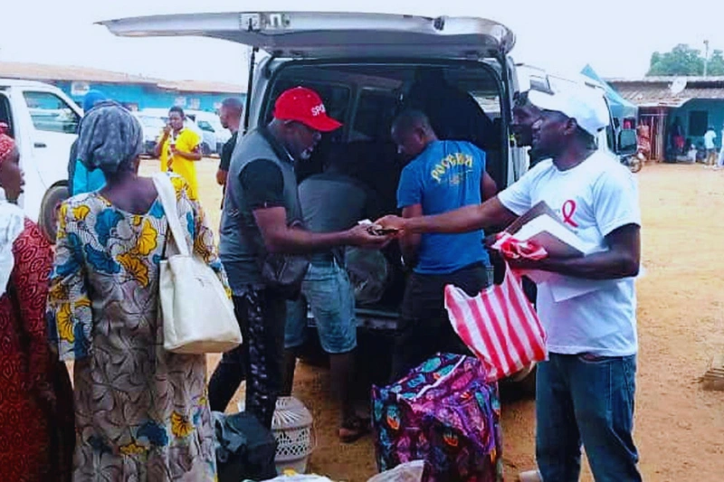 Distribution des capotes à la Gare routière de Tchibanga. Mihindou Mihindou ©