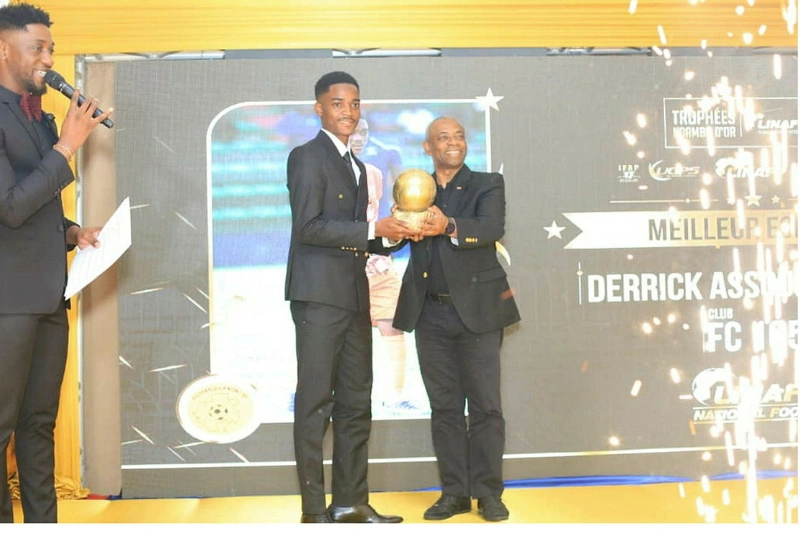 Cresant Pambo, le président du CNOG, remettant le Ndambo d’Or à Derrick Assoumou. © SAWADOGO Boukary