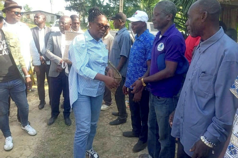 Koula-Moutou : la ministre Longo-Moulengui à l'écoute des populations de Basse-Lombo