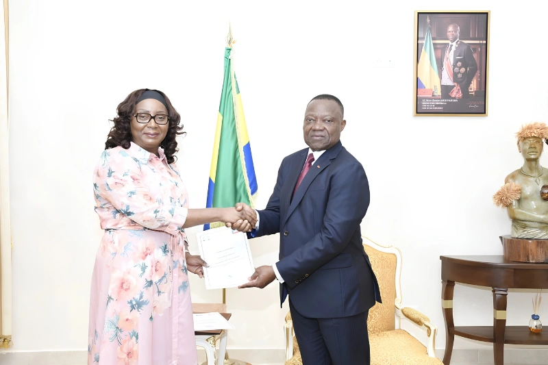 Le président de la Cour constitutionnelle, Dieudonné Aba’a Owono, remettant l’accord d’engagement conjoint à la ministre des Affaires étrangères, Marie-Edith Tassyla-Ye-Doumbeneny.