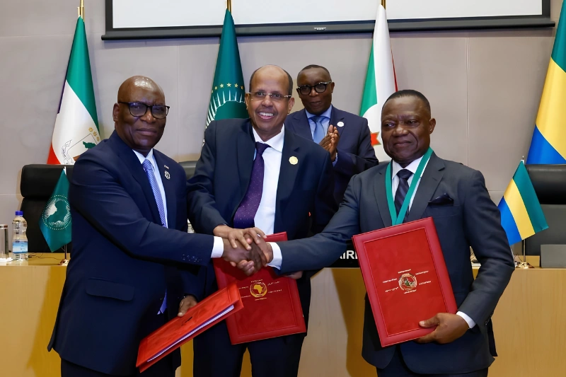 Dieudonné Aba’a Owono (d) et Simeòn Oyono Esono Angue