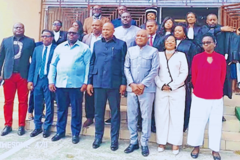 Photo de famille après la prestation de serment au Com- merce