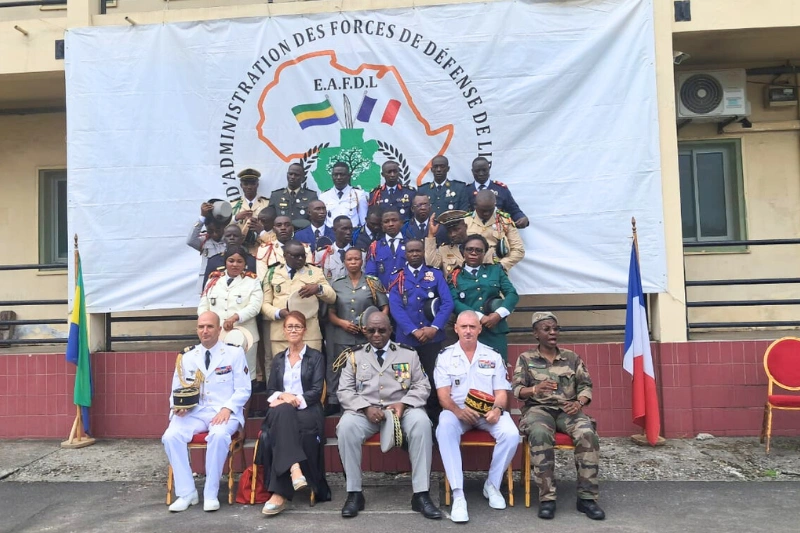 Les officiels et la 4e promotion CT1 hier dans la cour de l’EAFDL.