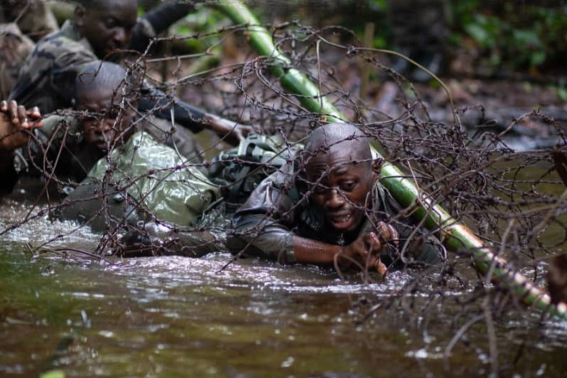 Formation militaire : des élèves officiers de l’ENFOMA en stage commando
