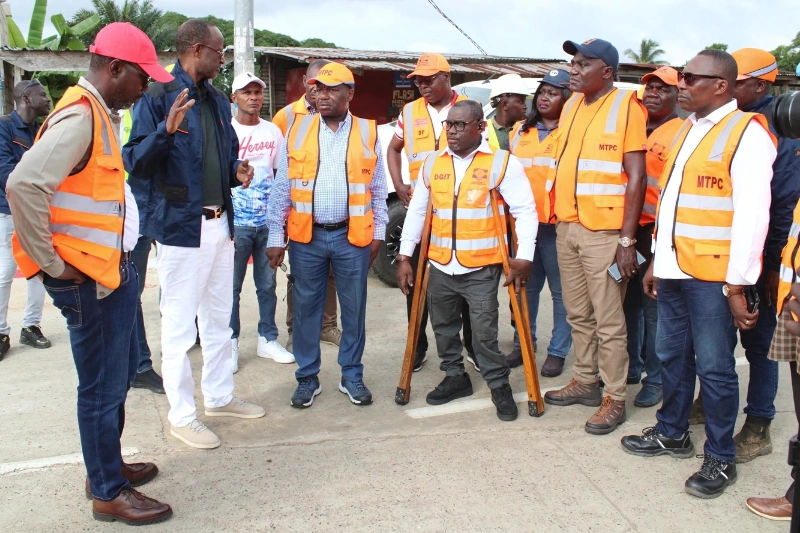 Le ministre des Travaux publics et de la Construction, Edgard Moukoumbi