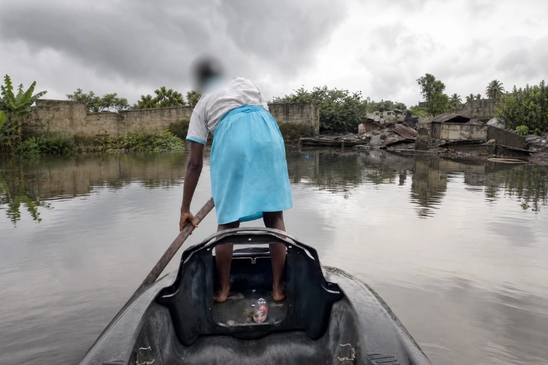 Okakwê : en pirogue dans le premier arrondissement de Libreville
