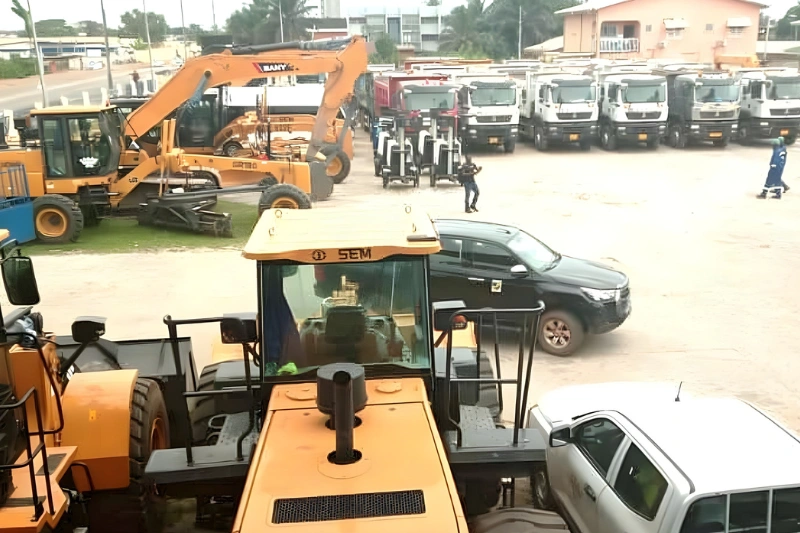 Vue des engins affectés à la réhabilitation du réseau routier