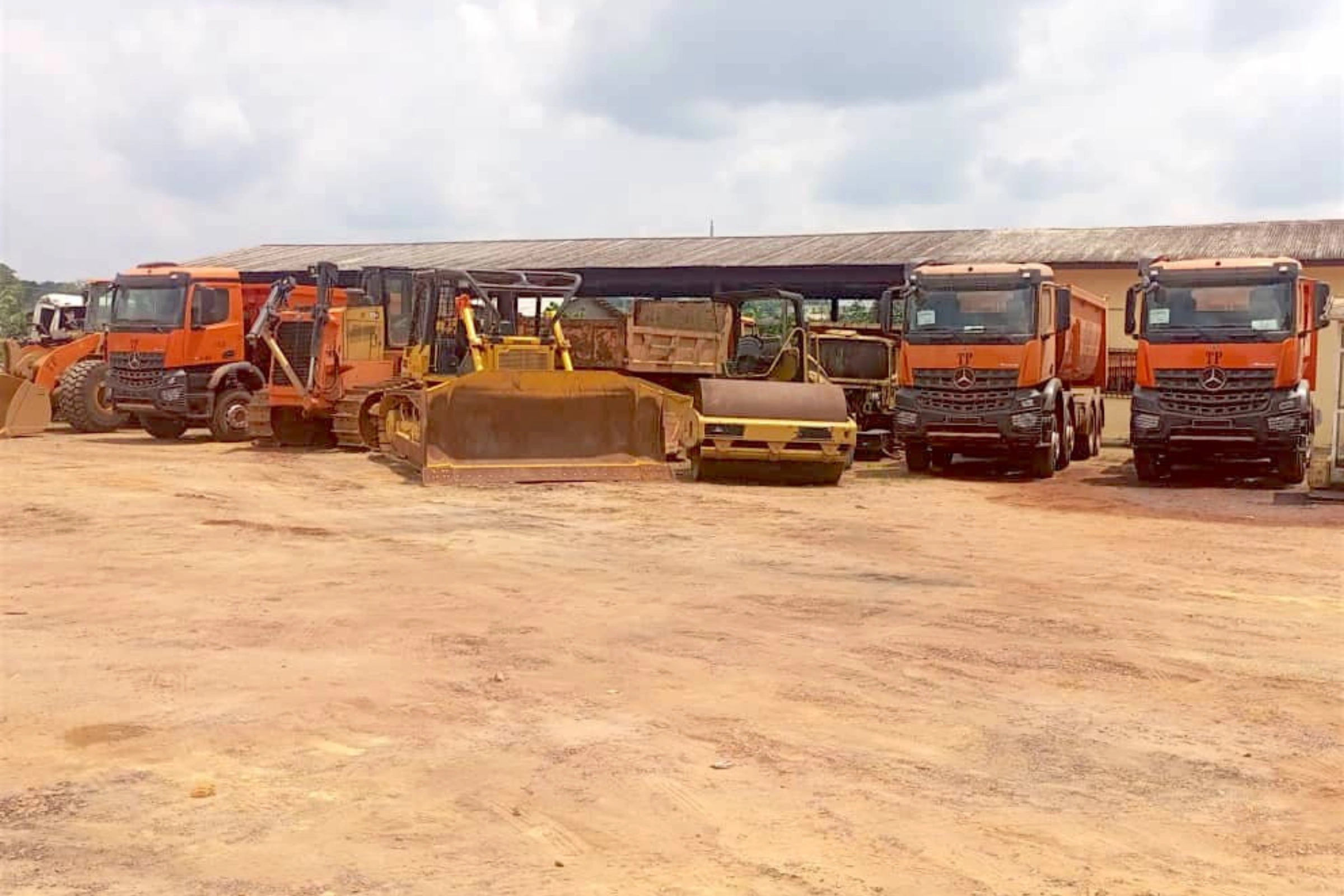 Les engins pour les TP de l'Ogooué-Lolo. © Keka Mavendji