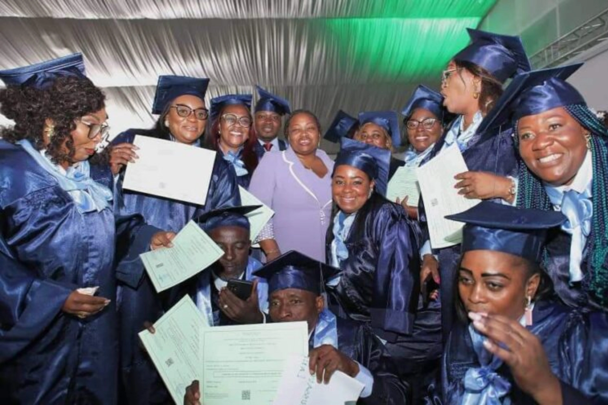 Camelia Ntoutoume et les diplômés de l'ENIL. © DR