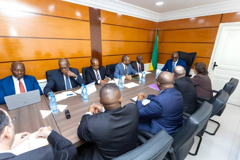 Thierry Minko, ministre de l'économie et une délégation du FMI