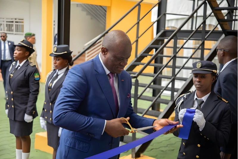 Le président de la République coupant, hier, le ruban inaugural du siège du FORSEG à Libreville