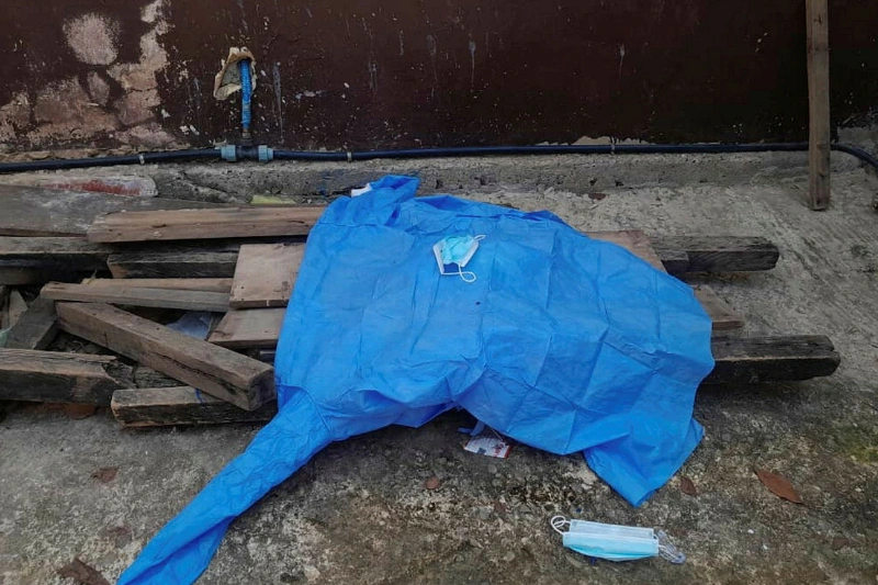 Des foeutus jetés dans des déchets