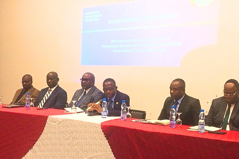 Le ministre du Pétrole et du Gaz Sosthène Nguema Nguema (c) et ses collaborateurs faisant le bilan de trois jours de mission à Port Gentil.