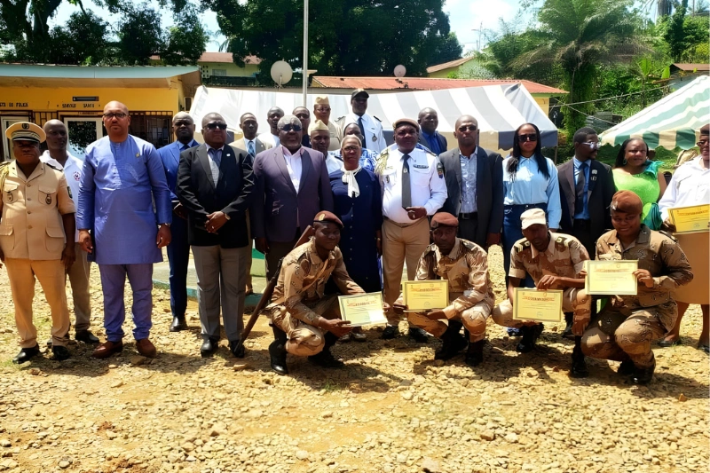 Lambaréné / Milieu carcéral : remise des parchemins aux agents formateurs et aux détenus