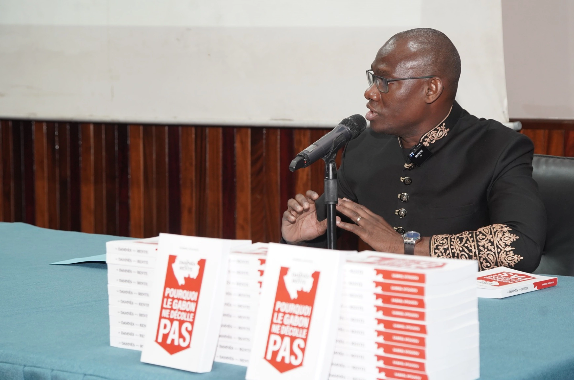 Gabriel Ntougou lors de la présentation de son livre © DR