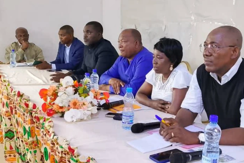 La colère des grévistes face à Georges Mpaga et Pierre Mintsa