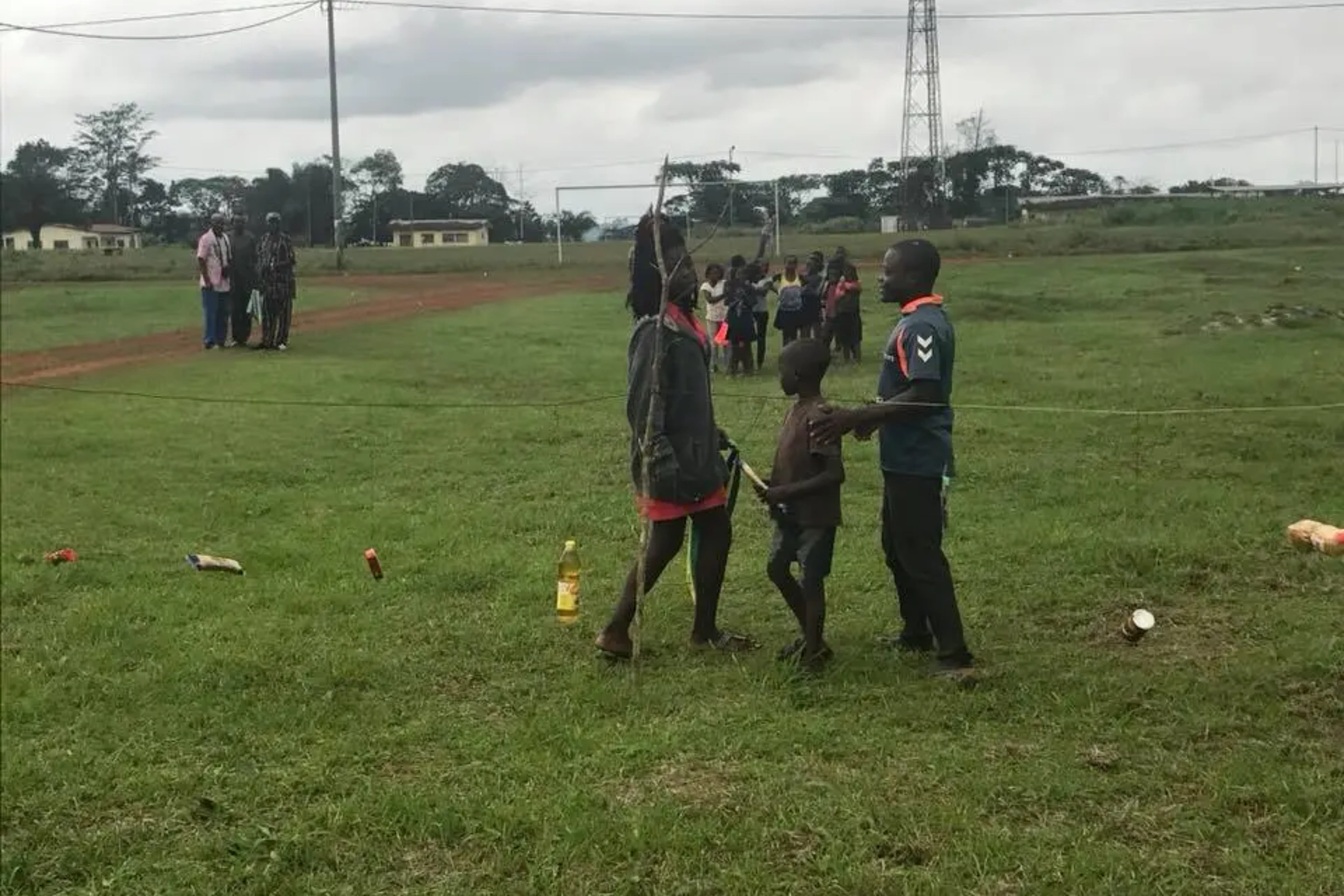 Des habitants du district de Nzenzélé. © DR